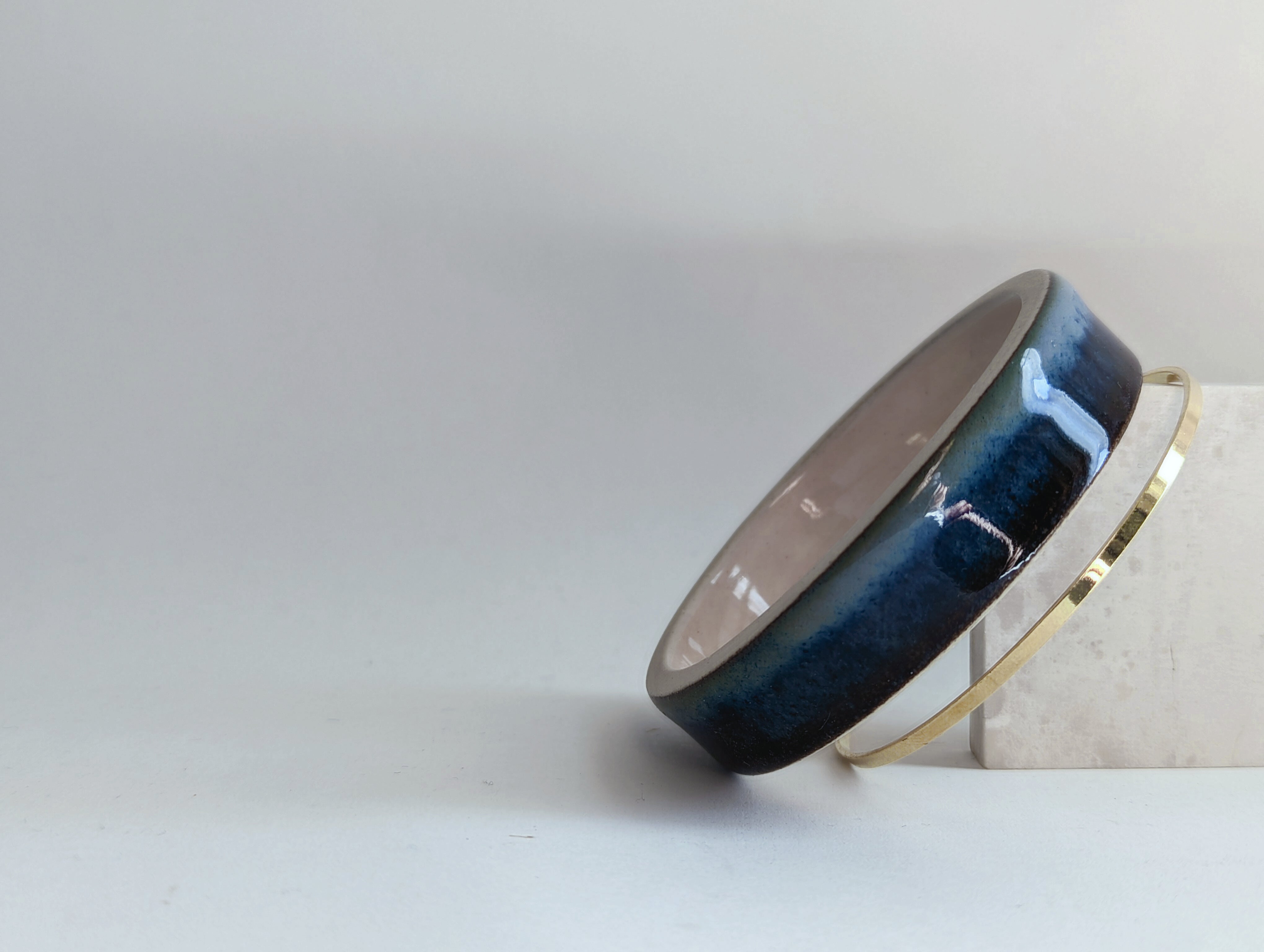 bracelet en céramique bleu intense et jonc or