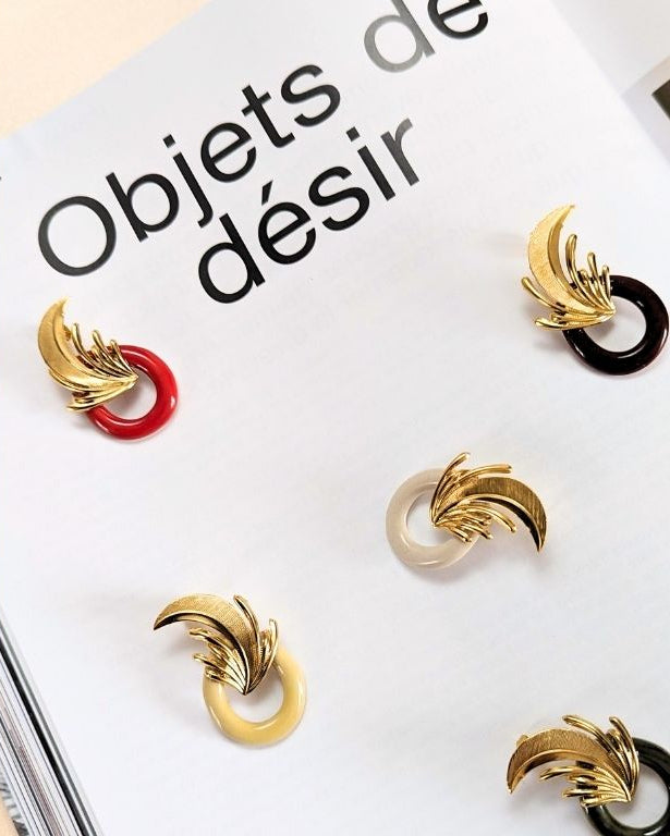 Boucles d’oreilles art déco et dorées, ornées d’un motif végétal sculpté rappelant l’élégance des années Gatsby, avec anneaux en céramique émaillées et contrastés Créé par LYDIE SMITH artisan céramiste et bijoutier dans son atelier à Asnières en France