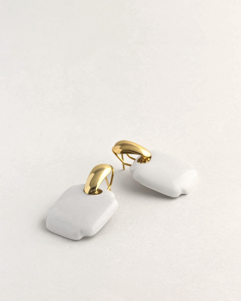 Paire de boucles d’oreilles forme carré arrondi  inspiration vintage année 80, au volume géométrique adouci, finition émaillée, montées sur un élément plaqué or.  Bijou contemporain fait main, style minimal et intemporel par Lydie Smith artisan bijoutier et céramiste basée à Paris.