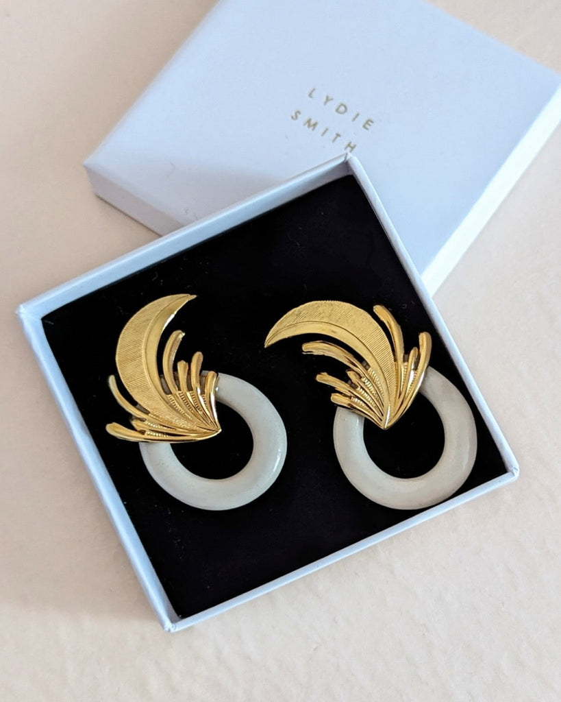 boucles d'oreilles botaniques rétro look vintage métal doré et céramique façonnée à la main porcelaine par LYDIE SMITH dans son atelier en France