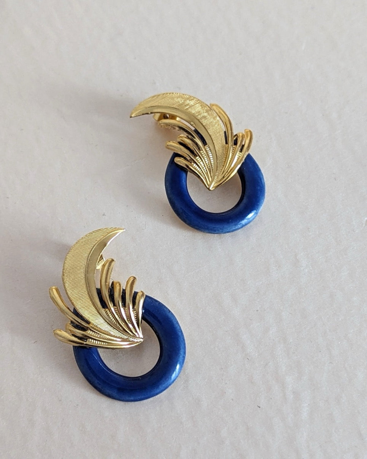 boucles d'oreilles esprit botanique métal doré vintage et céramique façonnée à la main en france bleu klein