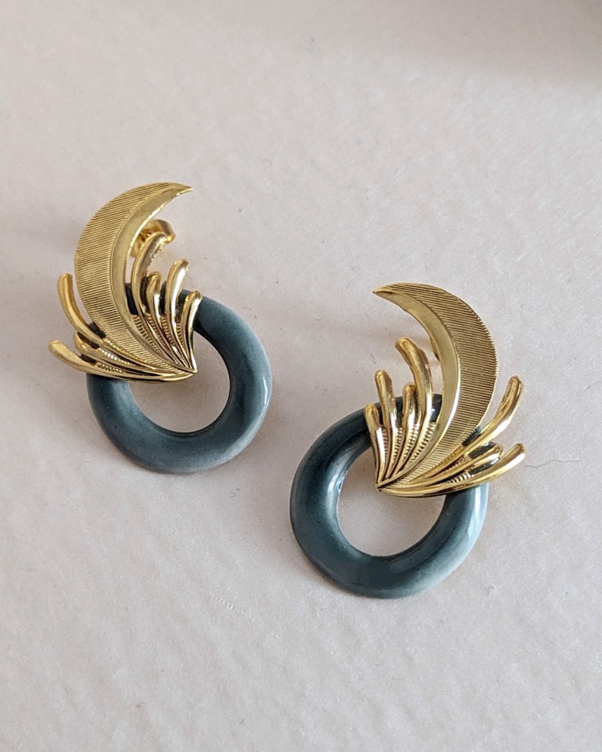 boucles d'oreilles vintage botaniques métal doré et céramique façonnée à la main fabriquées en France pierre céladon