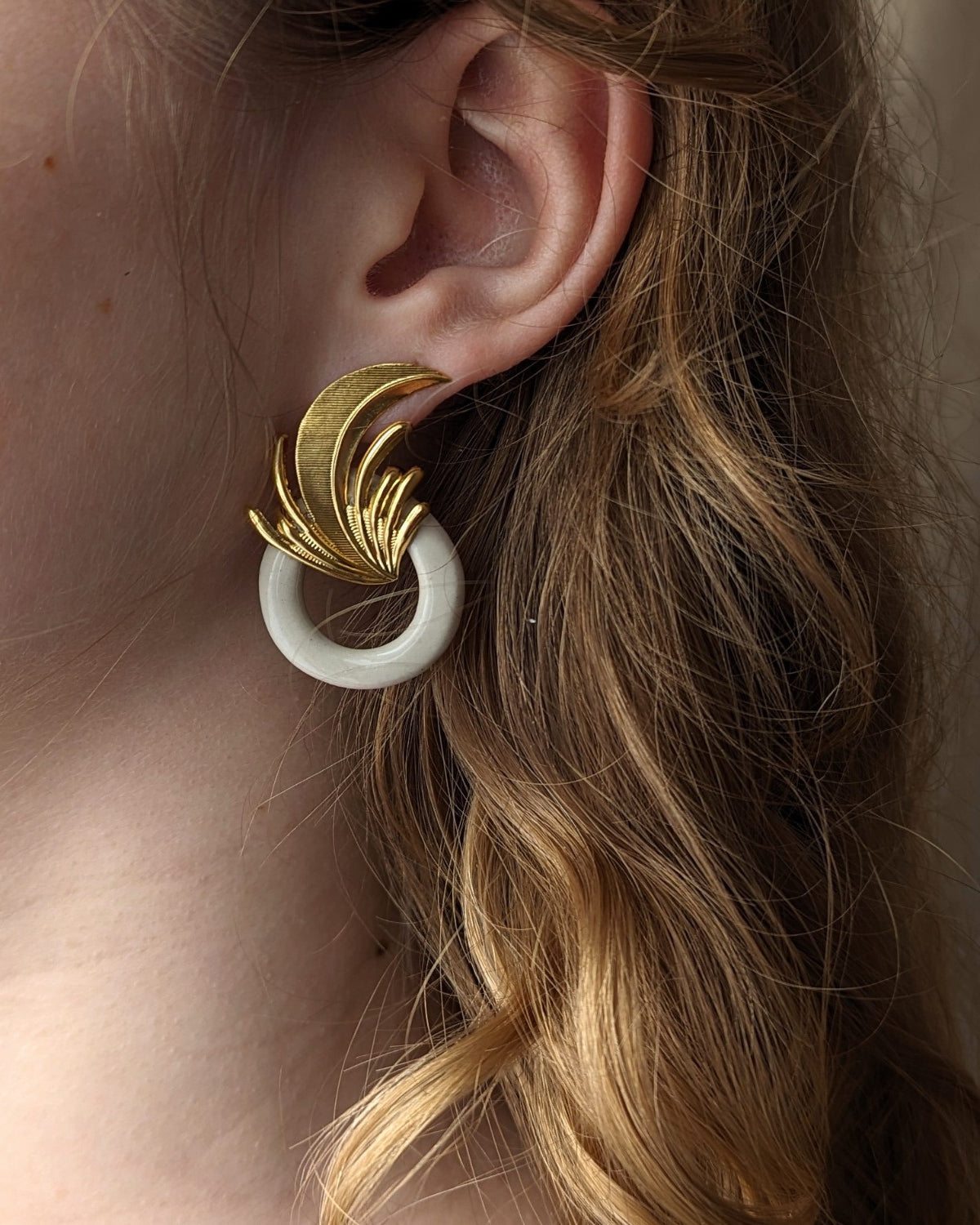 boucles d'oreilles esprit botanique métal doré et céramique façonnée à la main fabrication française porcelaine