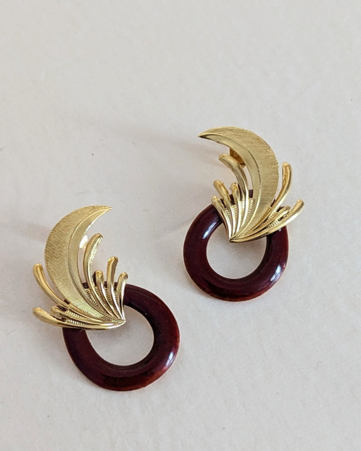 boucles d'oreilles vintage botaniques métal doré et céramique façonnée à la main style rétro