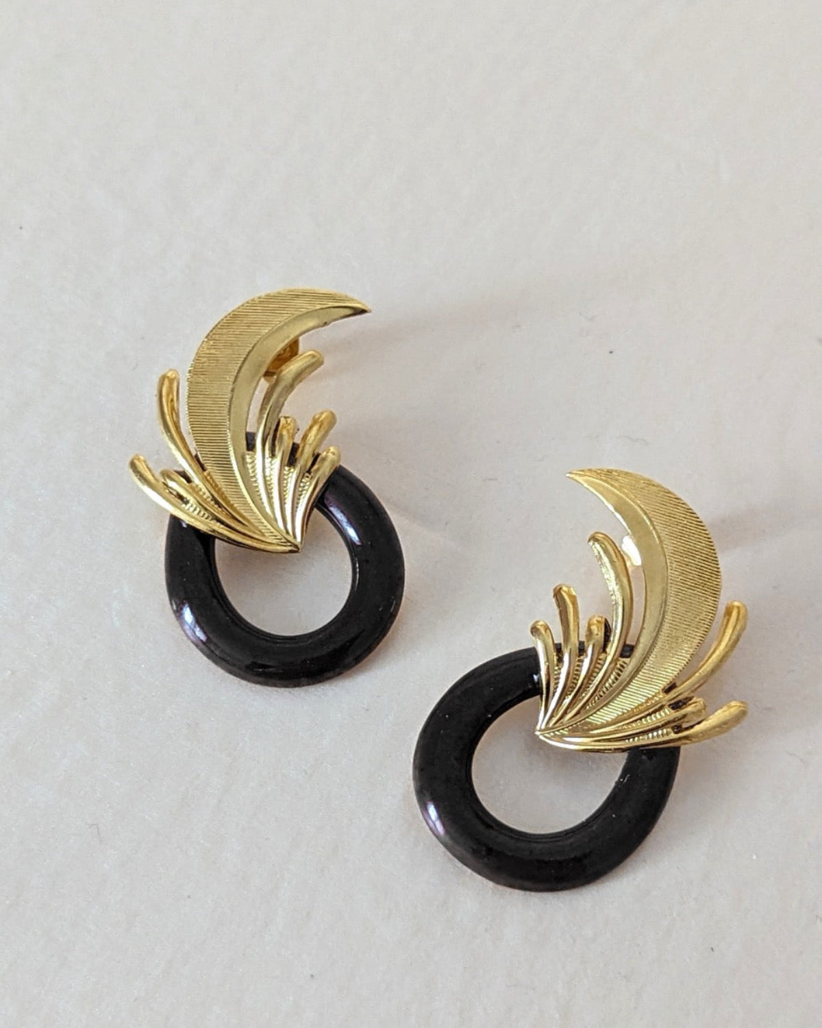 boucles d'oreilles vintage botaniques métal doré et céramique façonnée à la main en france pierre noir onyx