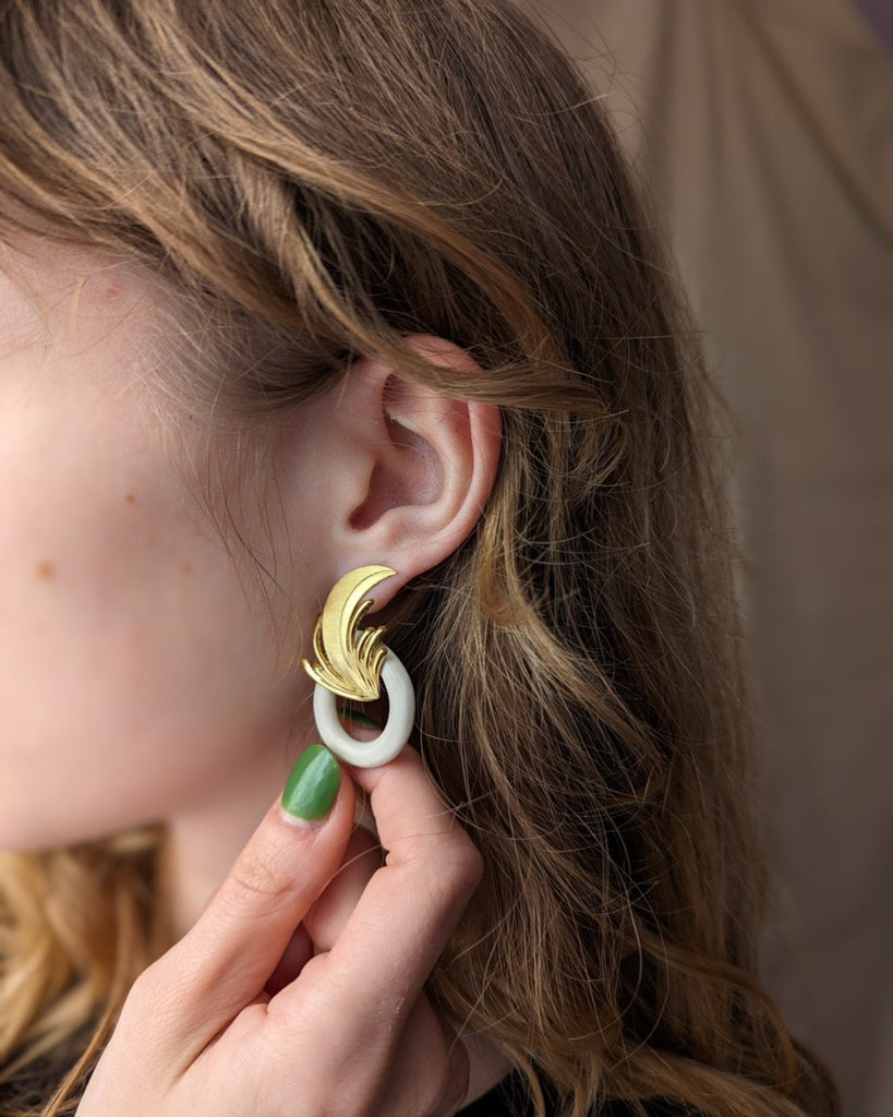 Boucles d'oreilles esprit botanique un look vintage en métal doré et céramique façonnée à la main par LYDIE SMITH dans son atelier en France à Asnières