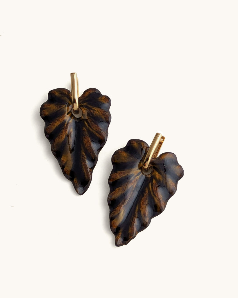 Nées de la beauté du végétal, ces boucles explorent les nuances de la botanique et la force silencieuse de ses formes.
Leur relief sculpté, leur lumière changeante et leur étonnante légèreté en font une pièce vivante, expressive, délicate.