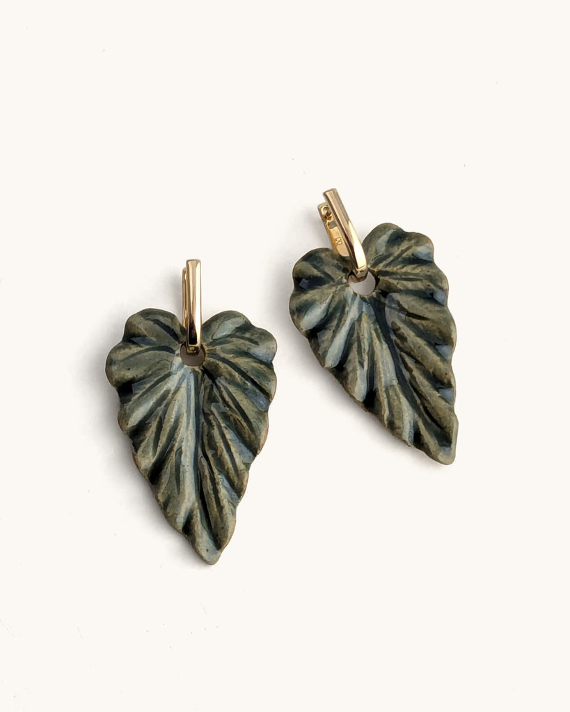 "Une feuille sculptée, un brun profond qui évoque la terre, l’écorce, le végétal transformé.
Ces boucles jouent la nature dans ce qu’elle a de plus intense : un volume vivant, texturé, façonné à la main.

Organique, expressive, inattendue — une présence qui réchauffe le visage et affirme le style. Nées de la beauté du végétal, ces boucles explorent les nuances de la botanique et la force silencieuse de ses formes.
