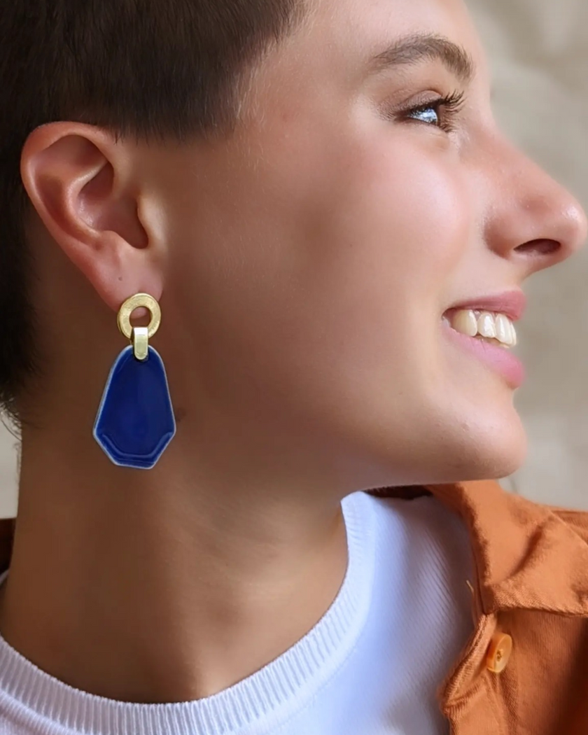 Boucles d'oreilles forme graphique coloris bleu Klein création unique et contemporaine très chic et élégante marque LYDIE SMITH marque labellisée excellence 