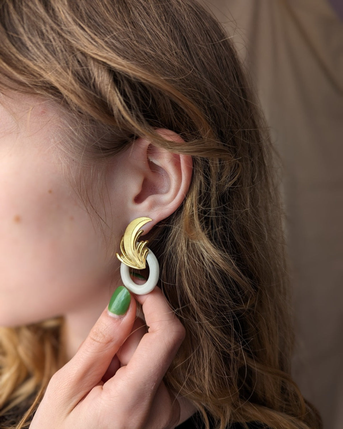 boucles d'oreilles esprit botanique un look vintage en métal doré et céramique façonnée à la main
