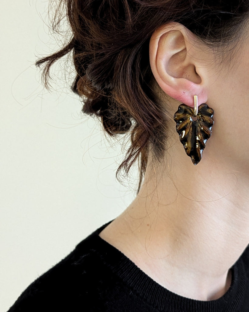 Nées de la beauté du végétal, ces boucles explorent les nuances de la botanique et la force silencieuse de ses formes.
Leur relief sculpté, leur lumière changeante et leur étonnante légèreté en font une pièce vivante, expressive, délicate.