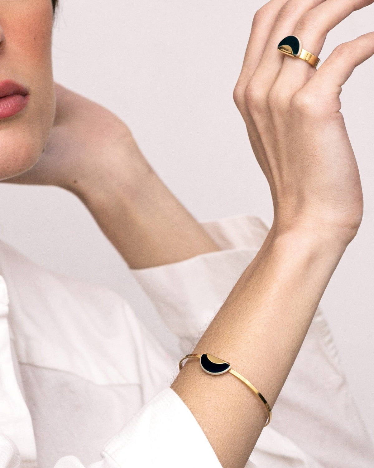 Découvrez la perfection de la simplicité avec la bague COLUNE de LYDIE SMITH. Son design à la fois épuré et élégant en fait un accessoire incontournable pour toutes les occasions. Cette bague polyvalente est conçue pour s'adapter à votre style quotidien, vous permettant de L'associer facilement à chaque tenue.