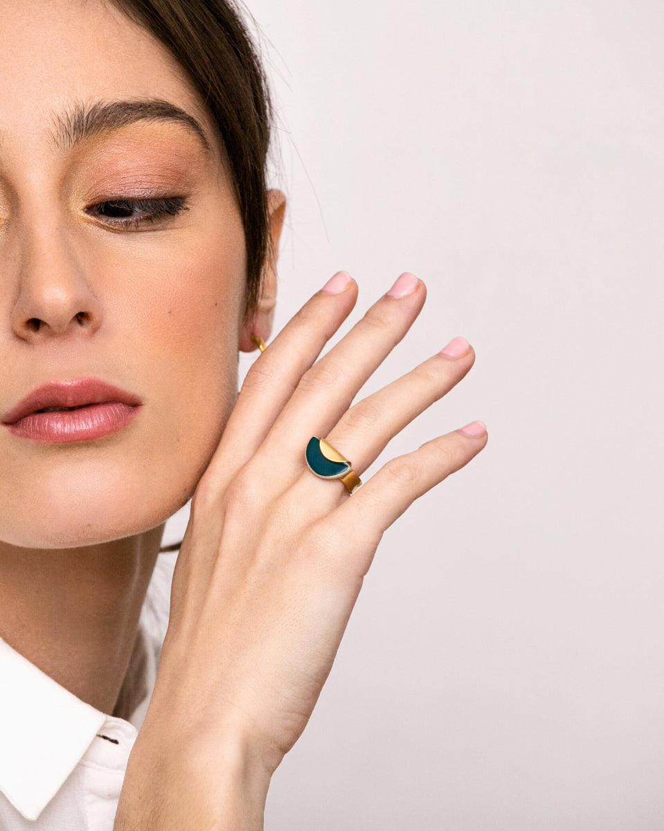 Savourez la combinaison parfaite entre esthétique et praticité avec la bague COLUNE. Son design épuré transcende les tendances, en faisant un bijou essentiel pour votre collection. Optez pour le raffinement au quotidien et offrez-vous le confort luxueux de cette bague réglable et élégante, créée pour rehausser votre style en toute occasion.